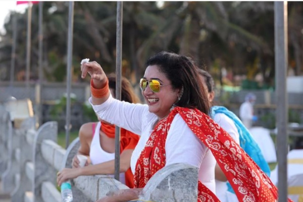 Actor Vijayakumar daughter Anitha shared photos of her Holi celebration