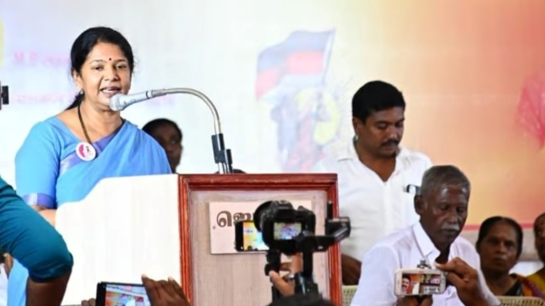 Youths asked Aangal Urimai Thogai thittam to Kanimozhi