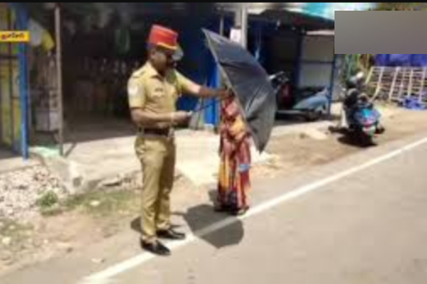 Who is this Puducherry policeman and touching incident to bought an umbrella for the old lady due to Heavy Hot
