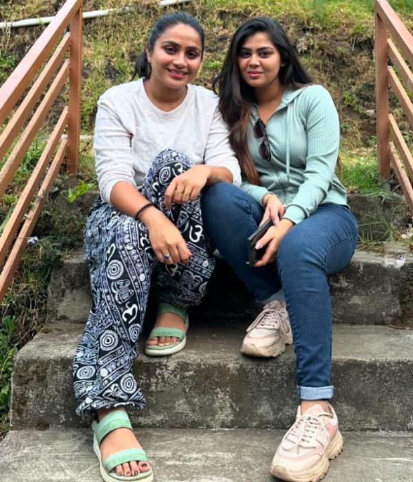 Siragadikka aasai serial actors their photos taken in Kodaikanal