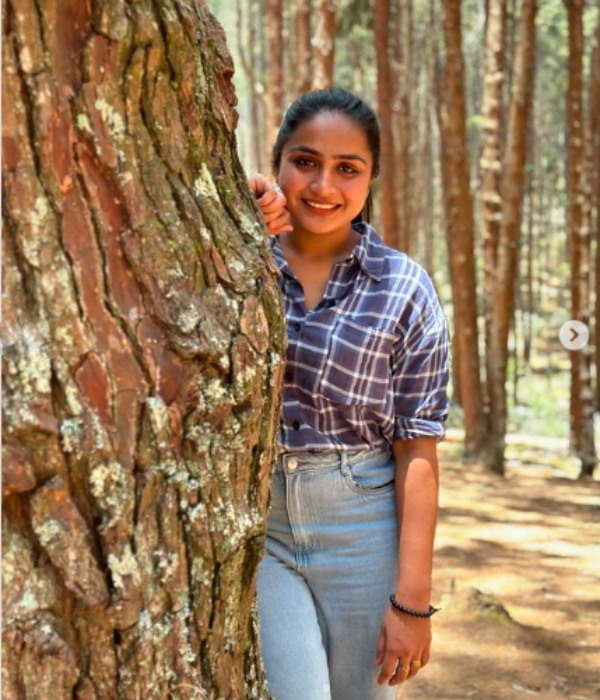 Siragadikka aasai serial actors their photos taken in Kodaikanal