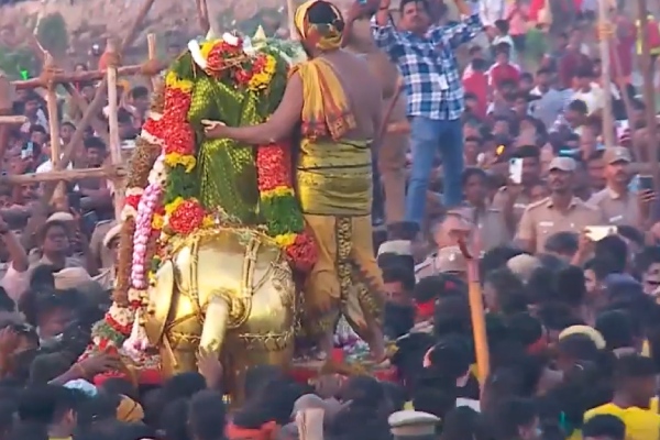 Kallazhagar enters into Vaigai river for Madurai Chiththirai Festival
