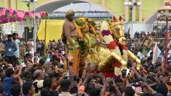 How Madurai Azhagar s dress colour selected for Chiththirai Festival