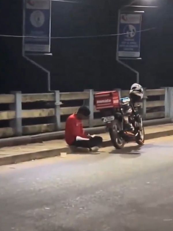 This video proves that education is the best asset People praise Zomato employee This video proves that education is the best asset People praise Zomato employee