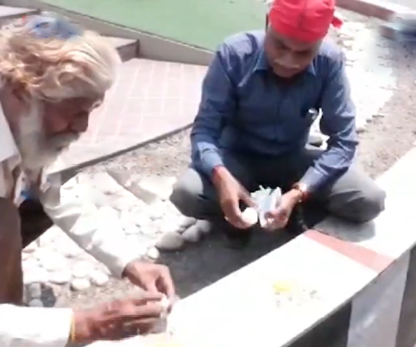 In Salem police detained 2 people who broke eggs and put them in half boil to show the intensity of the temperature