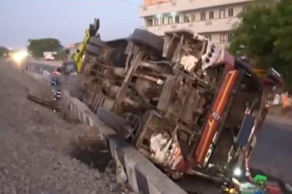 Private Omni Bus Overturns on Chennai Trichy NH 15 injured