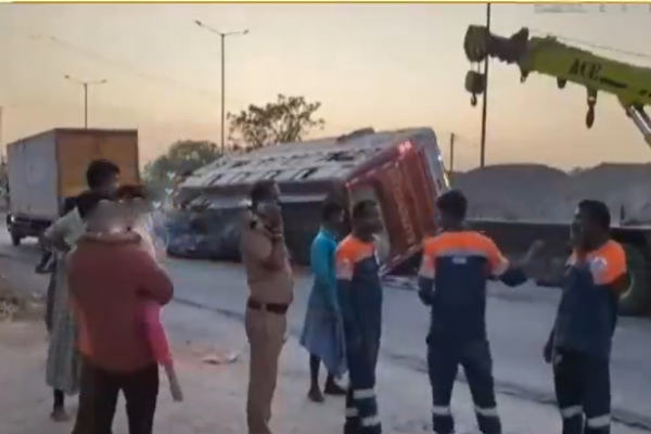 Private Omni Bus Overturns on Chennai Trichy NH 15 injured