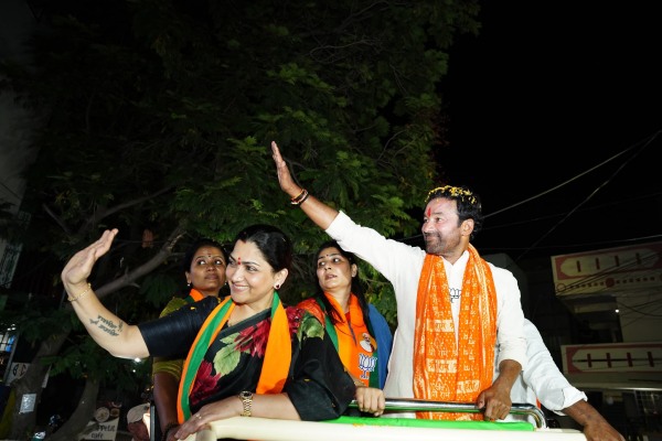 Khushbu Sundar suddenly campaign in Telangana Who did not campaign in Tamil Nadu Khushbu Sundar suddenly campaign in Telangana Who did not campaign in Tamil Nadu