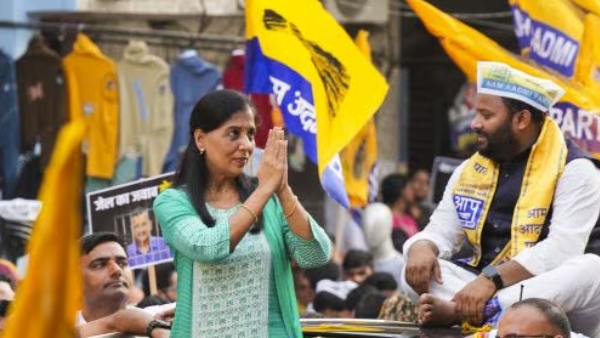 Sunita kejriwal speaks at lok sabha election campaign rally that Your CM is a singam Sunita kejriwal speaks at lok sabha election campaign rally that Your CM is a singam