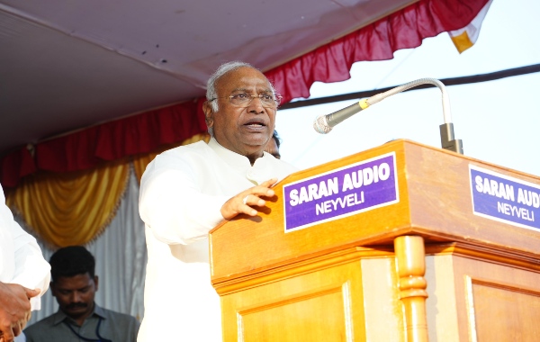 I never seen such a governor says Mallikarjun kharge in election campaign