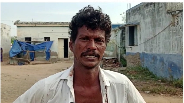 AIADMK booth agent was attacked by youths who tore his shirt in ramanathapuram AIADMK booth agent was attacked by youths who tore his shirt in ramanathapuram