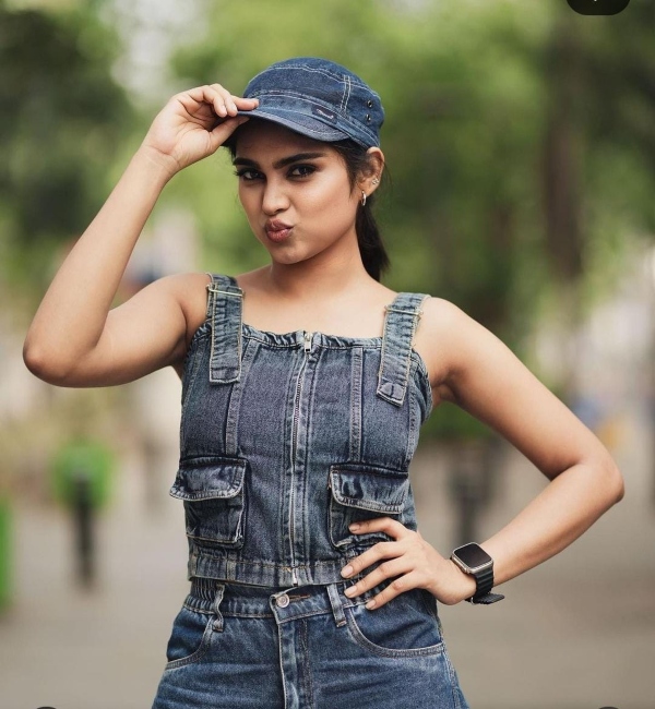 Sun TV Singappenne serial placement of regina character VJ Kalyani