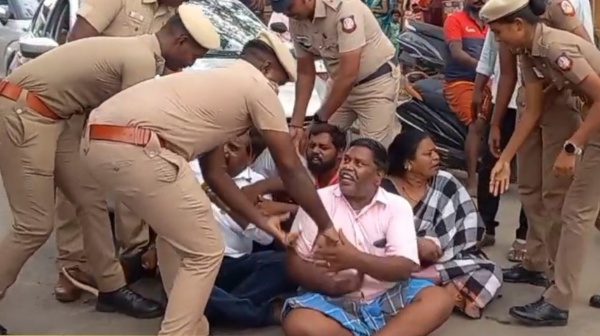 Chennai Tiruverkadu Public protest against issuing notice to remove Koovam coastal houses