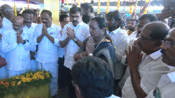 Premalatha cried at vijayakanth memorial after kept padma bhushan award in memorial