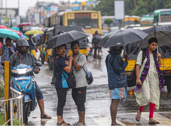 Heavy Rain is expected in 32 districts for next two hours says Chennai meteorological dept