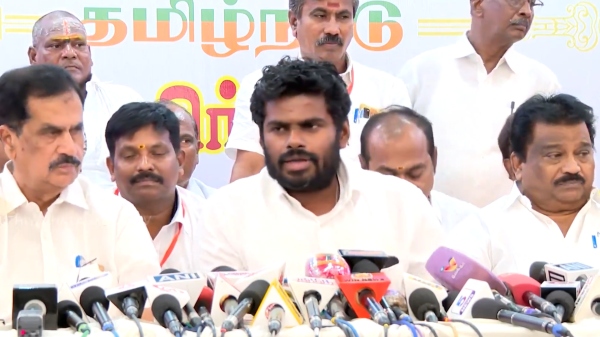 Gayatri Raghuram criticized Annamalai for talking about Jayalalithaa