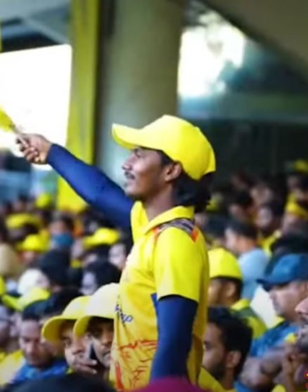 Chennai to Delhi A boy came on a bicycle to see Dhoni Chennai to Delhi A boy came on a bicycle to see Dhoni