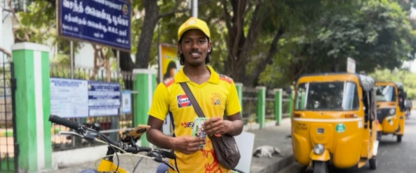 Chennai to Delhi A boy came on a bicycle to see Dhoni Chennai to Delhi A boy came on a bicycle to see Dhoni