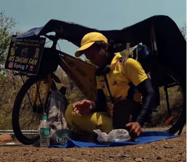 Chennai to Delhi A boy came on a bicycle to see Dhoni Chennai to Delhi A boy came on a bicycle to see Dhoni