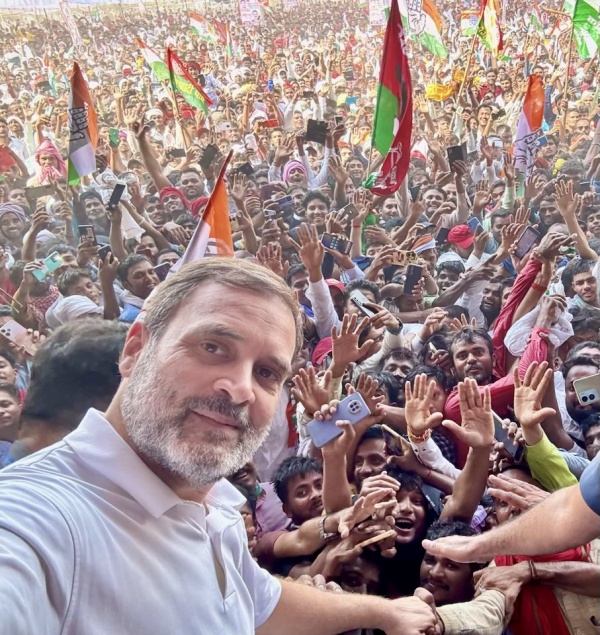 People gathered near stage on UP s Phulpur Rahul Akhilesh leave without addressing rally People gathered near stage on UP s Phulpur Rahul Akhilesh leave without addressing rally