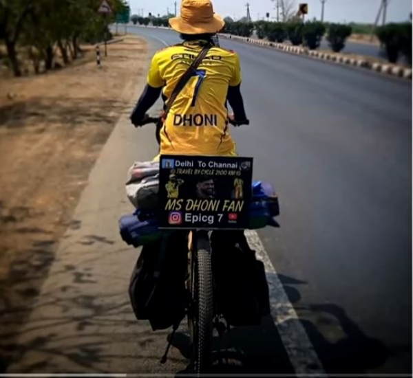 Chennai to Delhi A boy came on a bicycle to see Dhoni Chennai to Delhi A boy came on a bicycle to see Dhoni