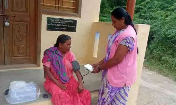 How is the makkalai thedi maruthuvam scheme in the Tamil Nadu villages What is the reality