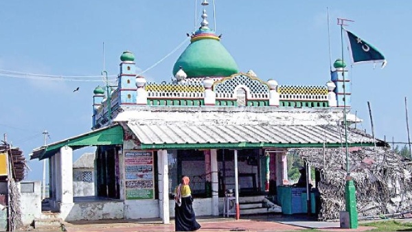 Nagapattinam Nagore Dargah and and why did Nagore Andavar Darha pond turned into the Green Color today