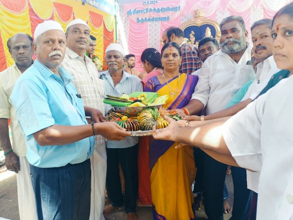 Muslims who brought gifts to a temple event in Dindigul Muslims who brought gifts to a temple event in Dindigul