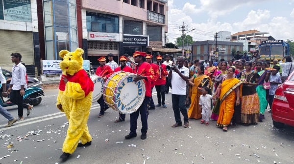 The uncle surprised her younger sisters childrens