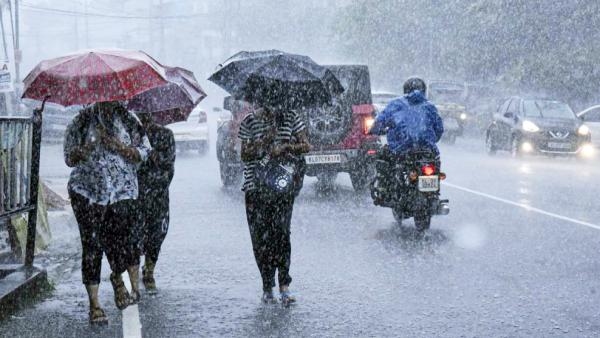 Chennai and its sub urban areas gets rain since Midnight