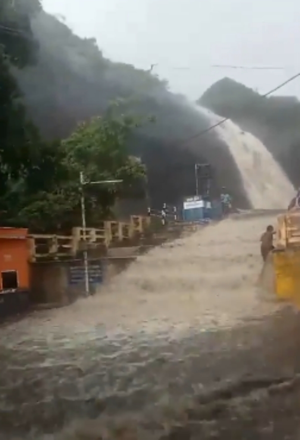 One person missing in Old Courtallam falls after sudden flood