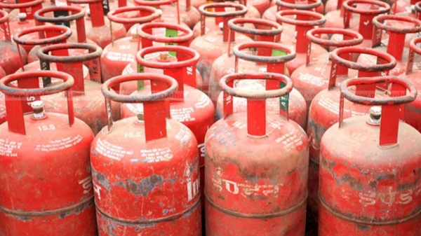 LPG commercial cylinder price has come down to Rs 19