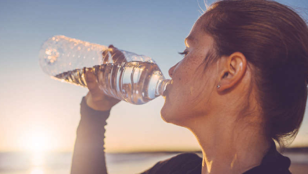 Can you drink cold water after going out in the hot summer What will it cause