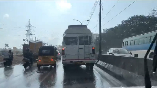 Got a chance to meet the rain in Thoraipakkam Velachery road Tamil Nadu Weatherman Pradeep John tweet