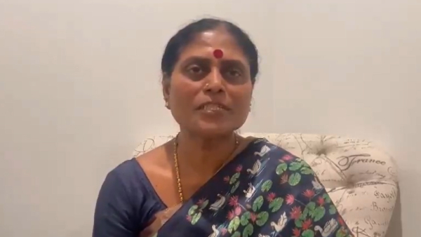 CM Jaganmohan Reddy mother Vijayamma supports to his daughter YS sharmila and urges vote for her in Kadapa constituency CM Jaganmohan Reddy mother Vijayamma supports to his daughter YS sharmila and urges vote for her in Kadapa constituency