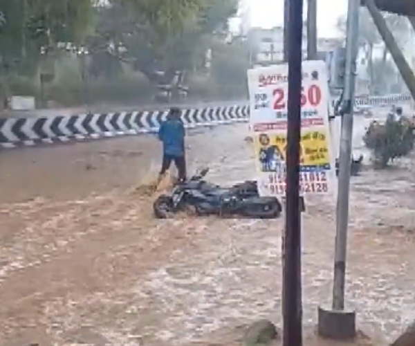 Flood in road due to heavy rain lashed in pollachi