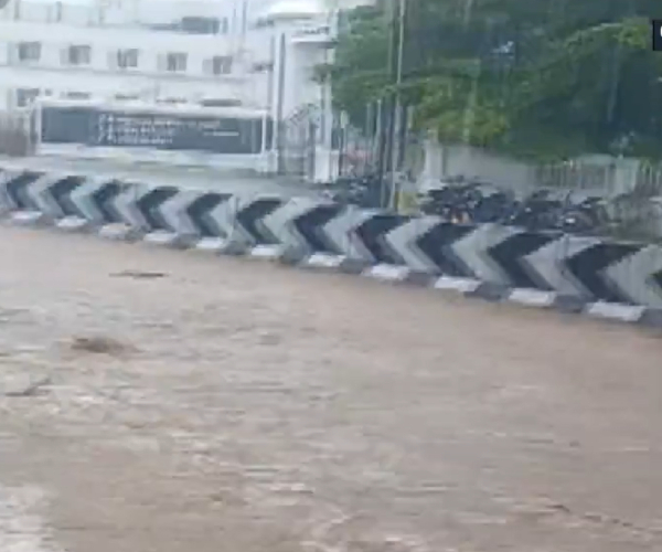 Flood in road due to heavy rain lashed in pollachi