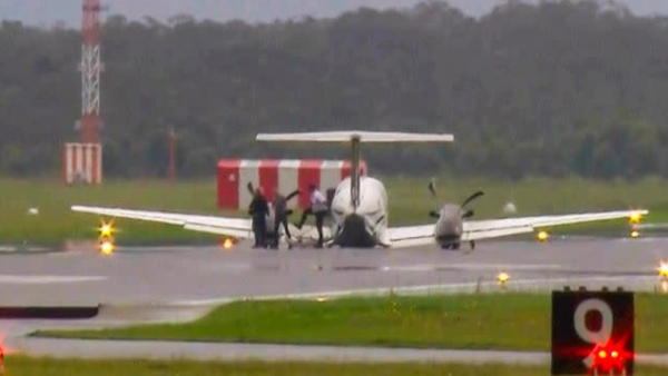 Amazing pilot who safely lands plane with landing gear failure in Australia Amazing pilot who safely lands plane with landing gear failure in Australia