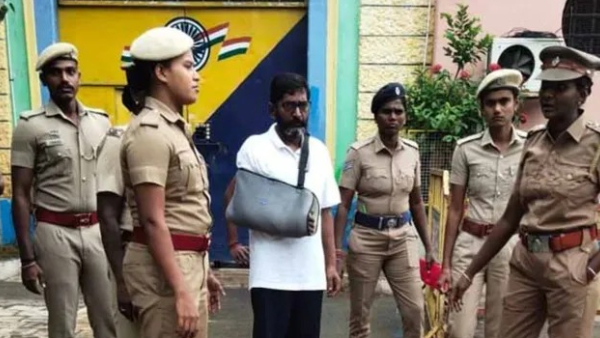 Woman police allegedly that Savukku Shankar asks her name and cellphone when she escort from Coimbatore to Trichy