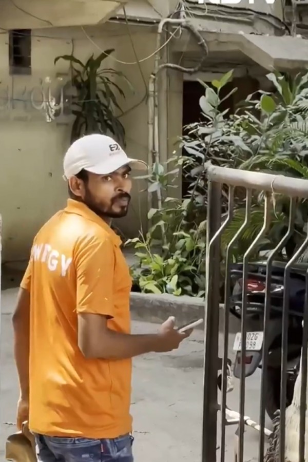 video Swiggy delivery agent walking past Taapsee Pannu without being starstruck