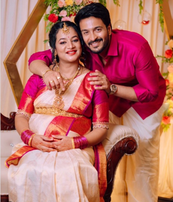 Singappenne Serial Actor Darshak gives birth to a baby boy