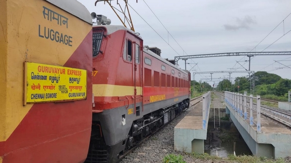 Guruvayur express Train Passengers Grabbing Danger Chain at Railway Gate in Tirunelveli