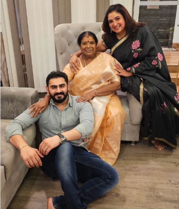 Actor Vijayakumar daughter Anitha post her mother birthday