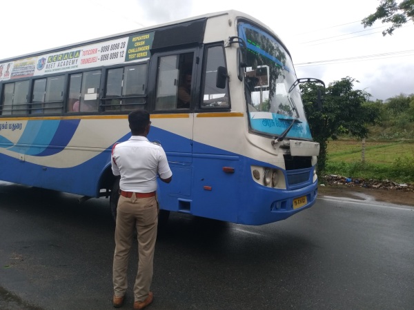 An cold war has erupted between the tamilnadu police and transport corporation