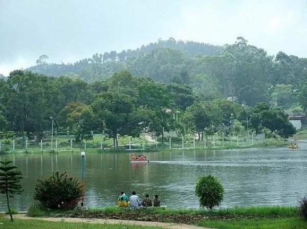 Similar to Ooty and Kodaikanal Yercaud has a wonderful climate tourists are happy