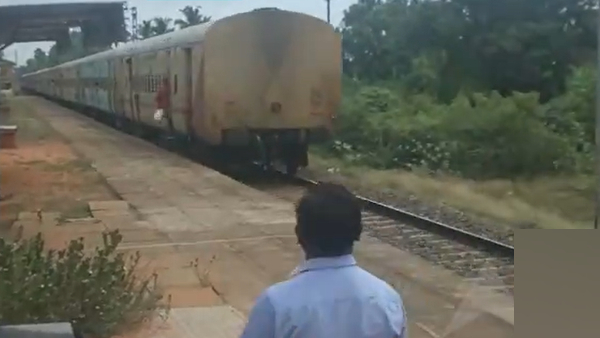 Train Tiruchendur Express weird Trend