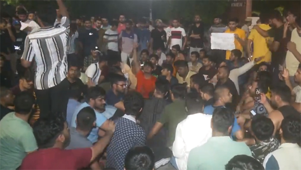 students-continue-their-protest-in-delhi-against-the-death-of-3-students-in-delhi-coaching-centre