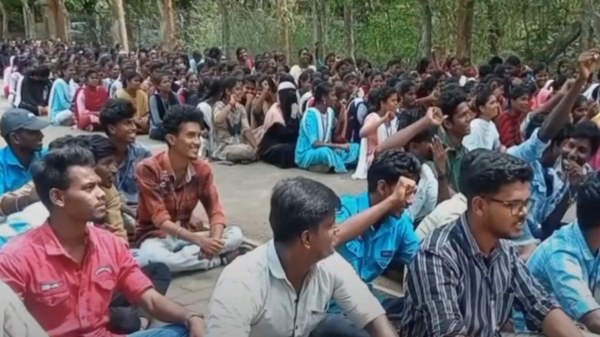 நீட் தேர்வை ரத்து செய்யக்கோரி  போராட்டத்தில் குதித்த கல்லூரி மாணவர்கள்…