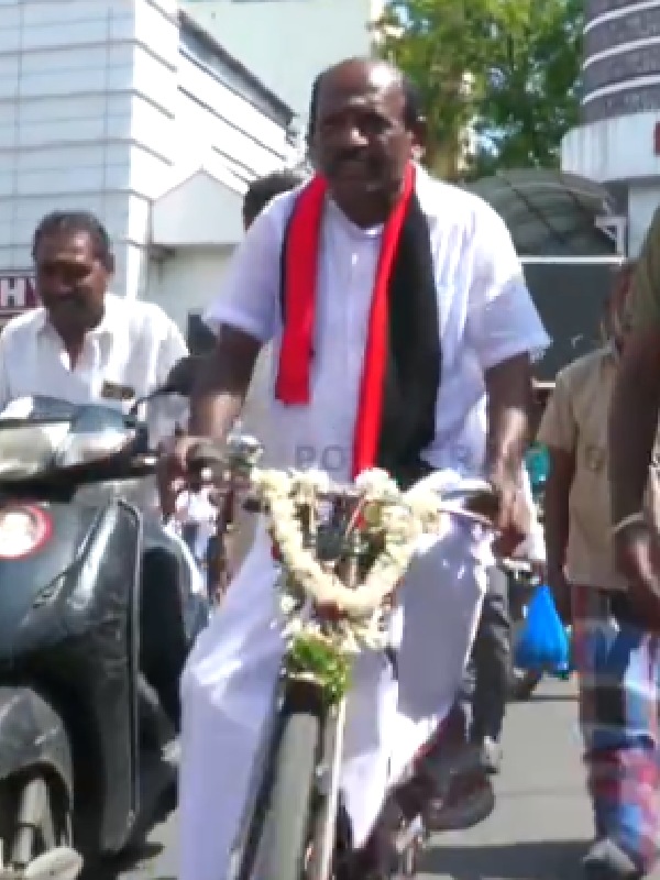 Nellai mayor ramakrishnan took charge today by came in bicycle from home