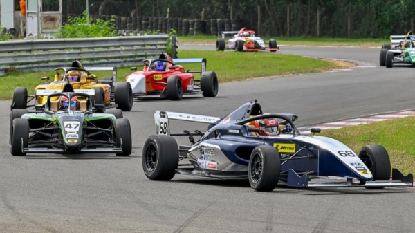 formula 4 car race traffic